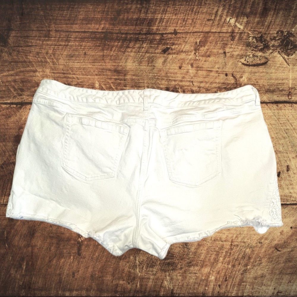 Torrid Inset White Lace Raw Hem Frayed Denim Shorts Size 28 - Picture 2 of 8
